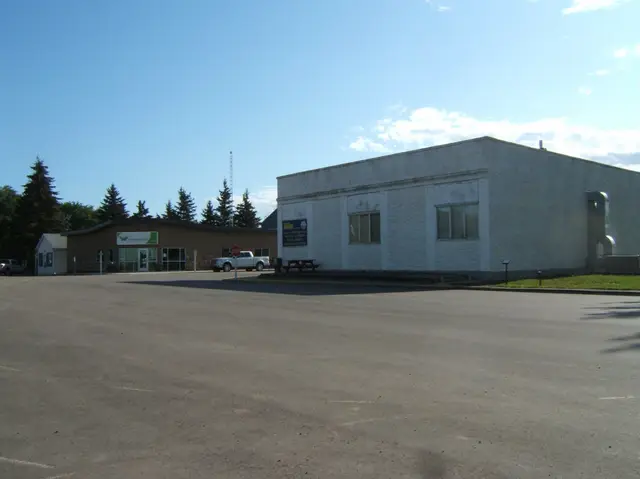Business district with the old Dart's Store building